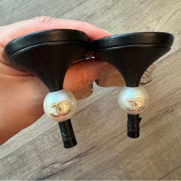 Authentic Chanel Tweed Pump - Picture 5 of 5